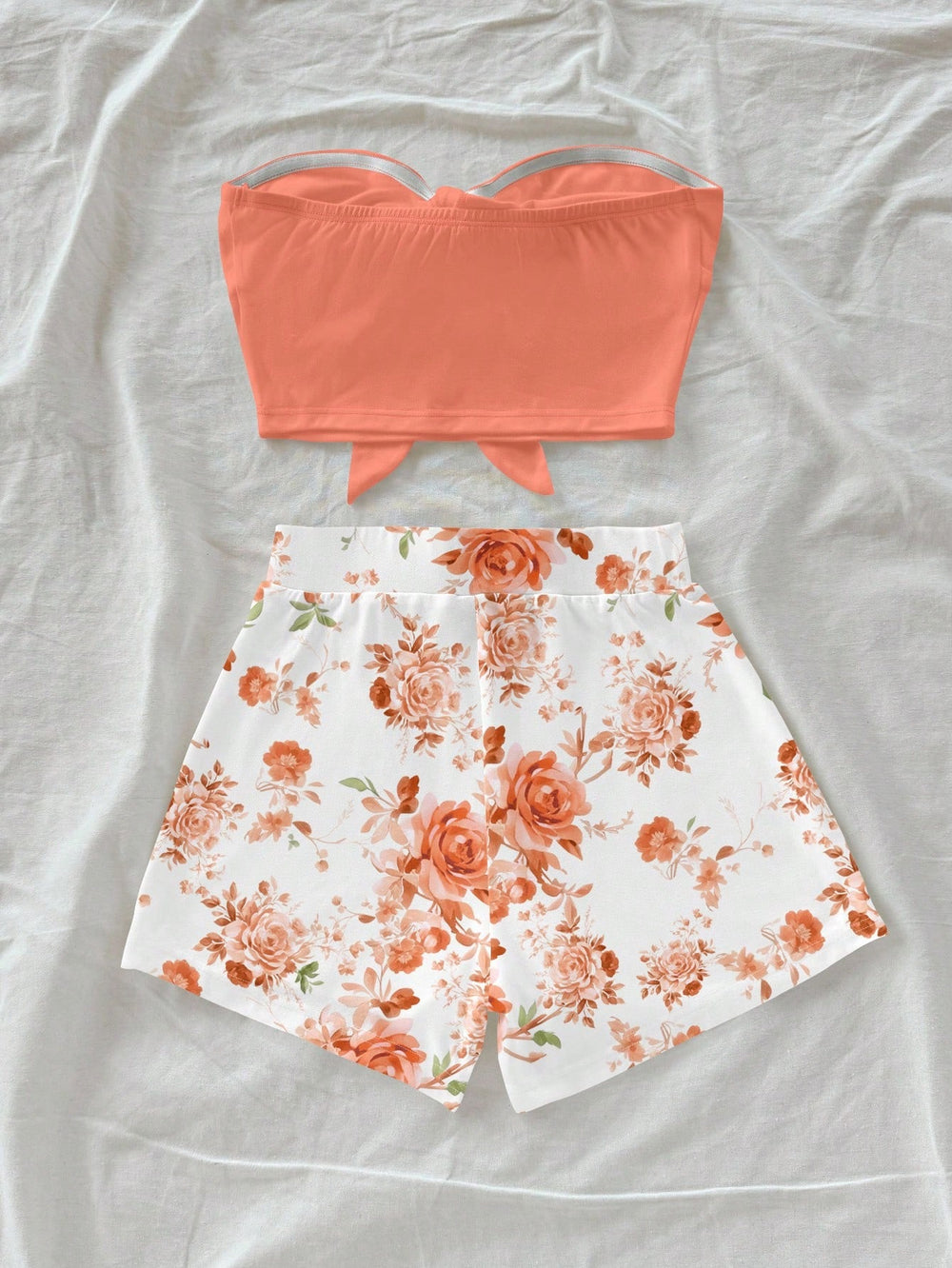 Conjunto De Playa Coral Con Top Bandeau Y Shorts Florales vista frontal completa.
