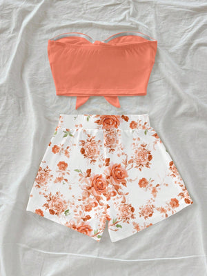 Conjunto De Playa Coral Con Top Bandeau Y Shorts Florales vista trasera del set.
