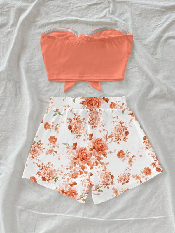 Conjunto De Playa Coral Con Top Bandeau Y Shorts Florales vista trasera del set.
