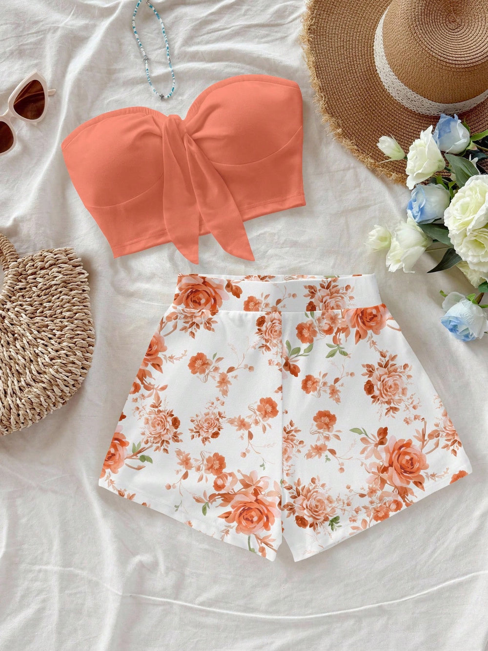 Conjunto De Playa Coral Con Top Bandeau Y Shorts Florales vista frontal completa.
