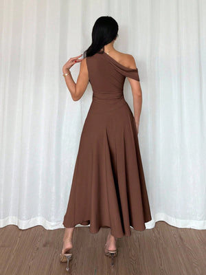 Vista trasera vestido café largo elegante con corte campana.