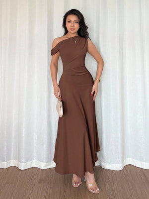 Vestido café largo formal ideal para eventos nocturnos.
