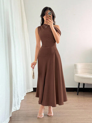 Vestido largo café elegante asimétrico frontal.