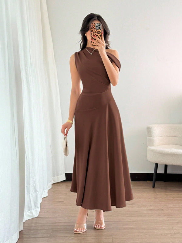Vestido largo café elegante asimétrico frontal.