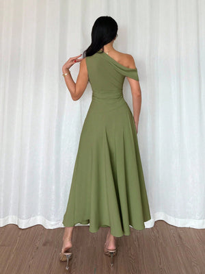 Vista trasera del vestido verde oliva con caída fluida.