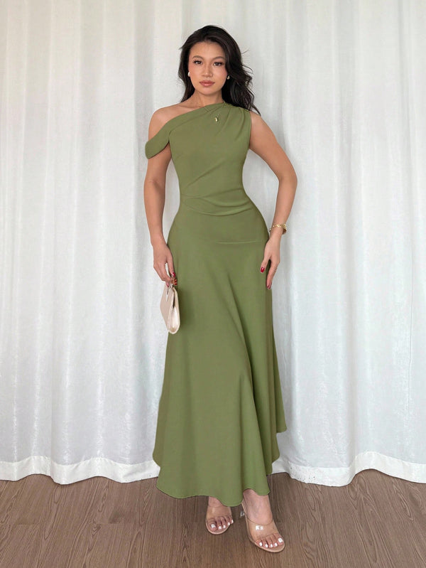 Detalle del escote asimétrico y talle alto del vestido elegante.