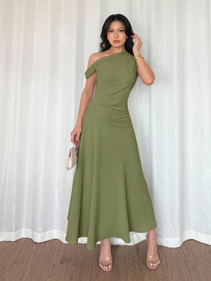 Vestido largo verde oliva con manga capa y corte A línea.