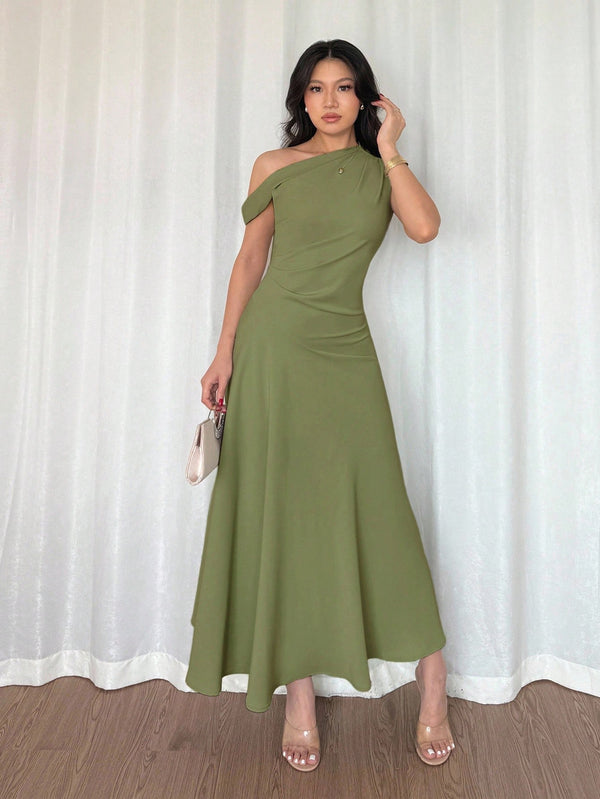 Vestido largo verde oliva con manga capa y corte A línea.