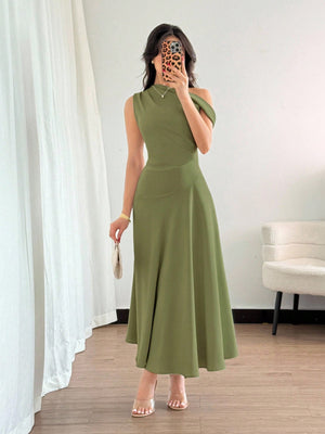 Vestido verde oliva elegante con cuello asimétrico y falda acampanada.
