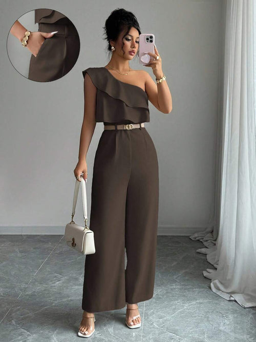Mujer vistiendo un conjunto elegante de dos piezas color café con top de un solo hombro y pantalón palazzo.
