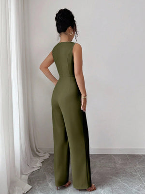 Mono largo elegante verde militar con cinturón vista trasera.