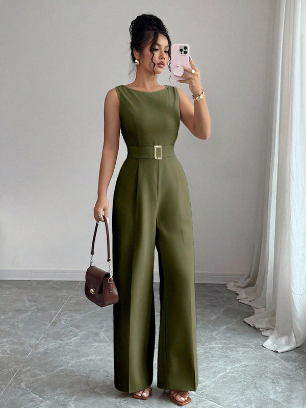 Mono largo elegante verde militar con cinturón completo.