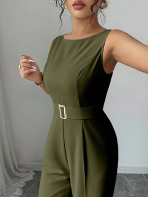 Mono largo elegante verde militar con cinturón detalle superior.