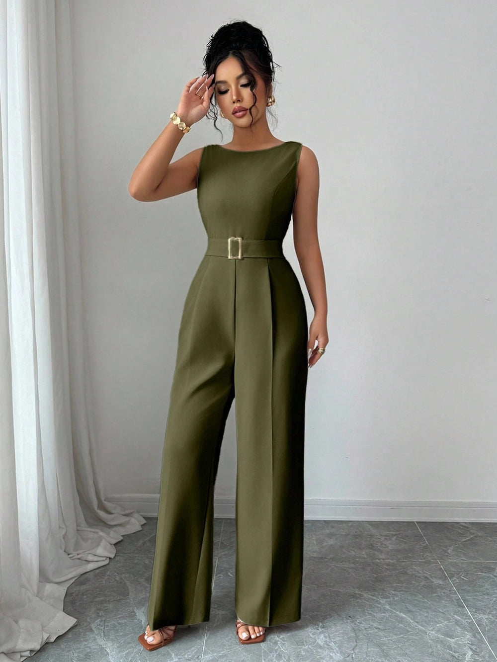 Mono largo elegante verde militar con cinturón vista frontal.