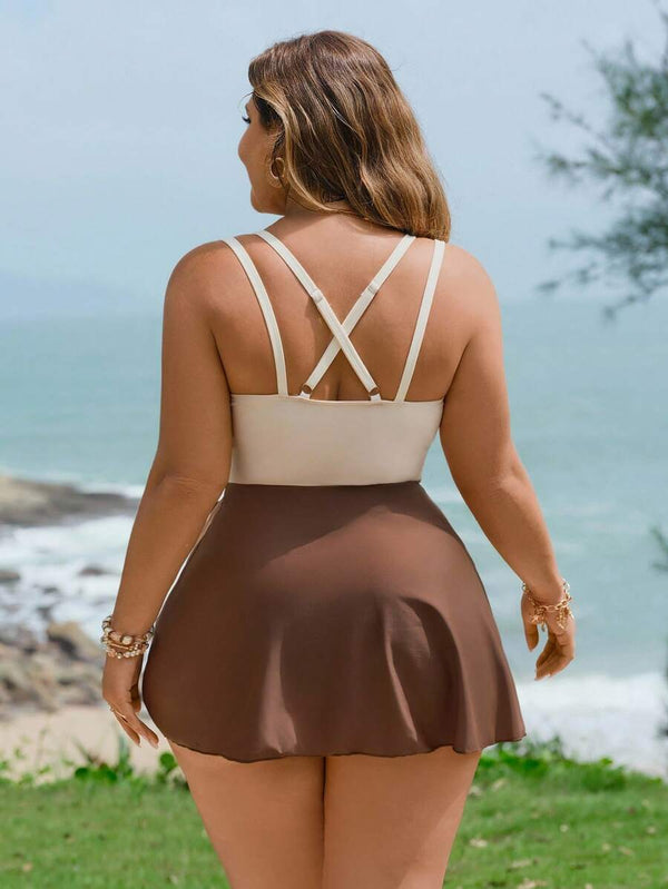 Primer plano del top blanco de un traje de baño de una pieza con doble tirante y escote profundo.