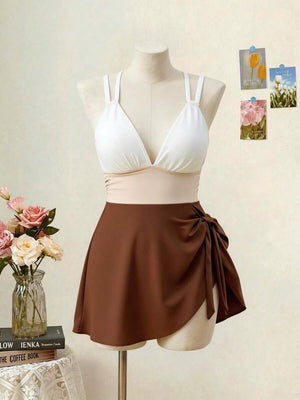 Detalle lateral de la falda café de un traje de baño con nudo ajustable.