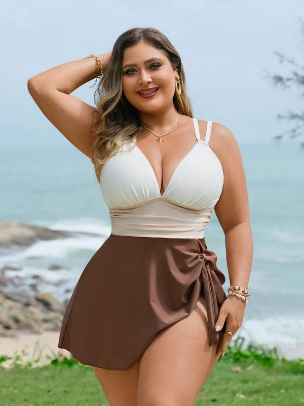 Vista de perfil de una mujer luciendo un elegante swimdress en tonos blanco, beige y café.