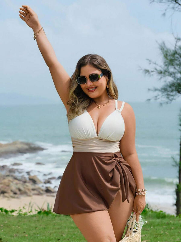 Traje de Baño con Falda Tricolor y Escote Profundo