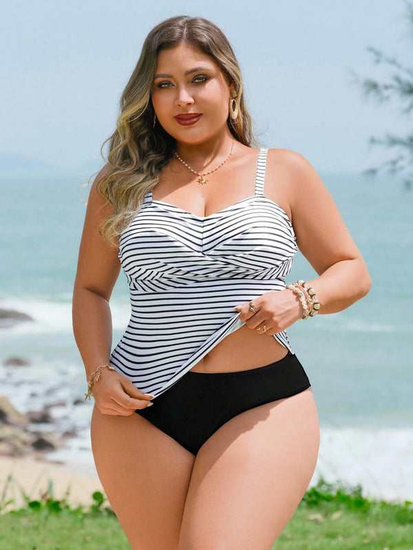 Bikini blanco y negro favorecedor para vacaciones