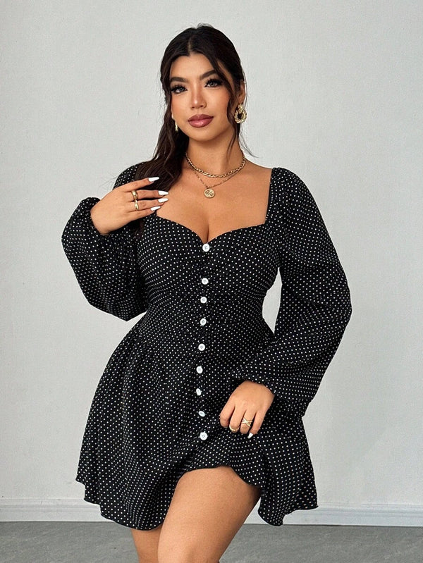 Detalle de la falda acampanada de un vestido negro con lunares y botones frontales.