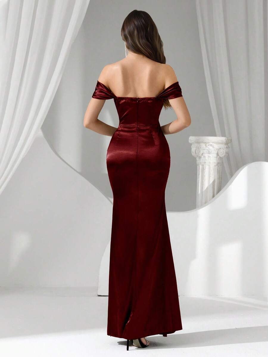 Vestido de noche borgoña largo con corsé y hombros descubiertos.
