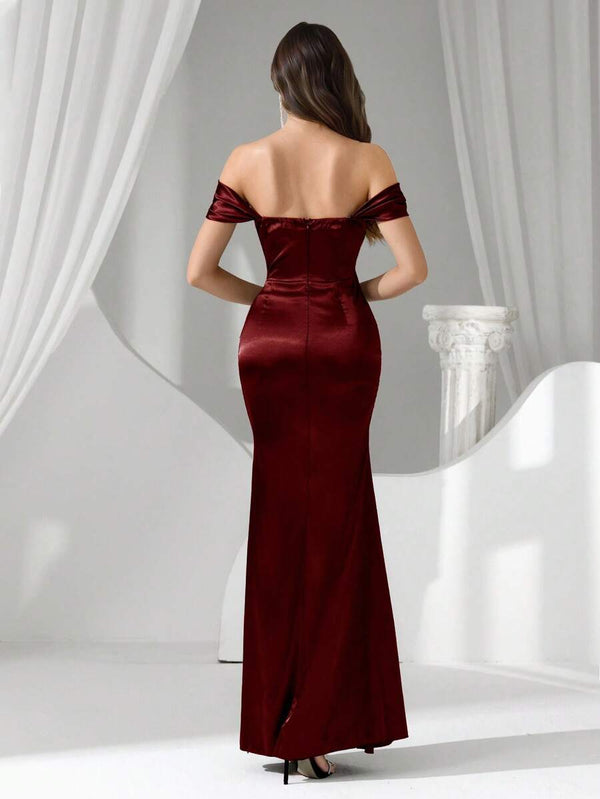 Primer plano del corpiño estilo corsé con pedrería de un vestido de gala borgoña.