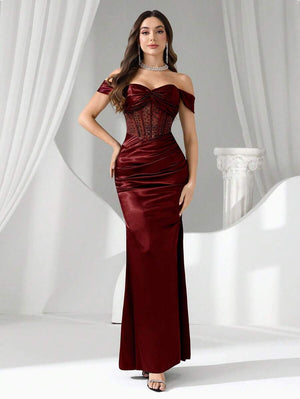 Vestido de noche borgoña largo con corsé y hombros descubiertos.