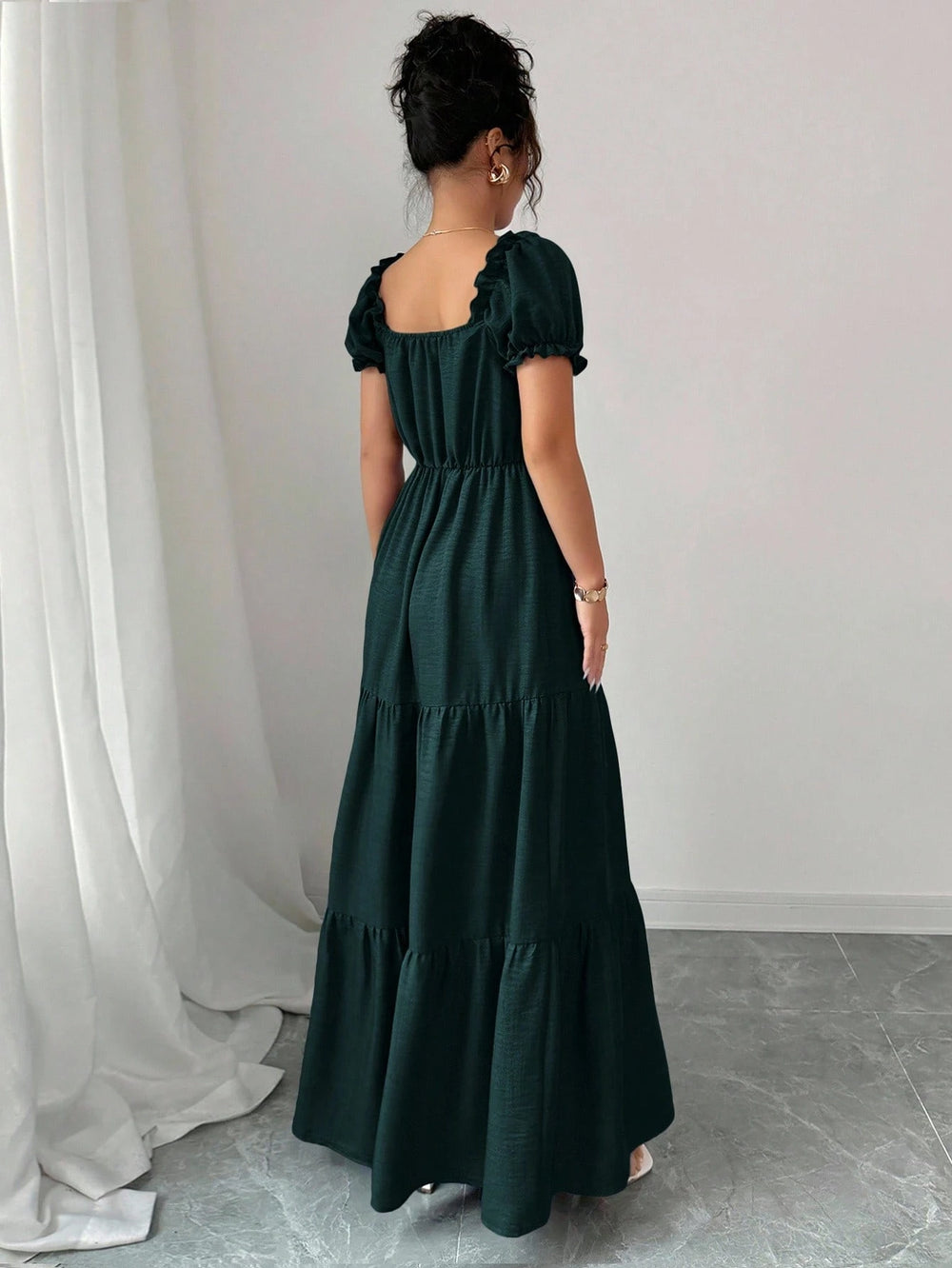 Vestido Largo Verde Oscuro A Línea vista frontal con escote cuadrado y manga farol.
