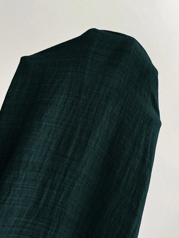 Vestido Largo Verde Oscuro A Línea detalle de la tela y caída elegante.
