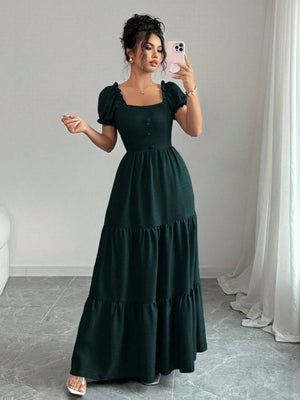 Vestido Largo Verde Oscuro A Línea look completo con botones y volantes.