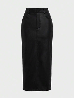 Primer plano del atuendo con una falda midi de cuero sintético negra de talle alto y una blusa blanca.