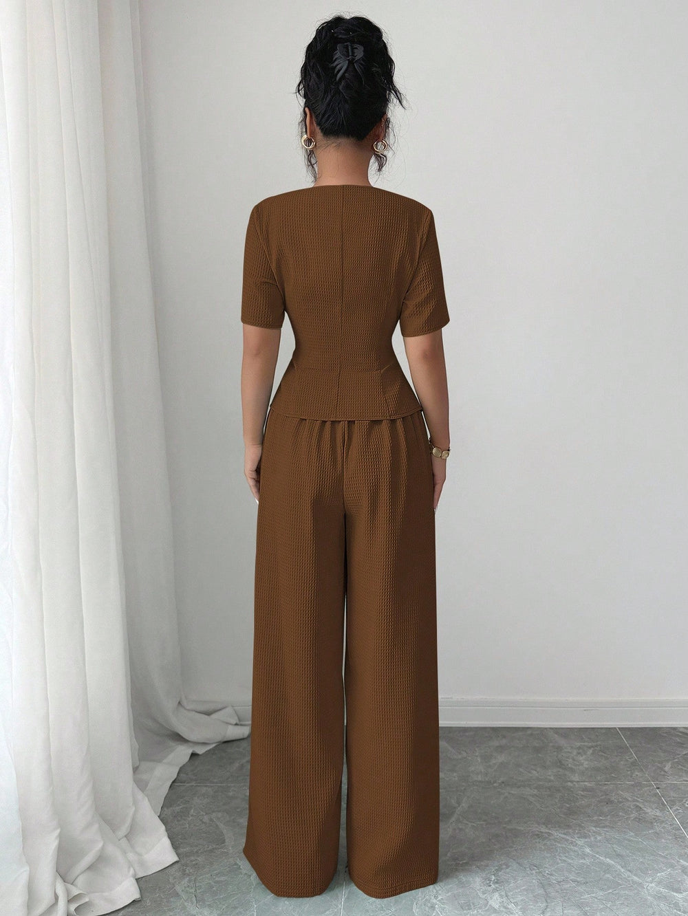 Conjunto marrón elegante con blusa de cuello cuadrado y pantalón palazzo.