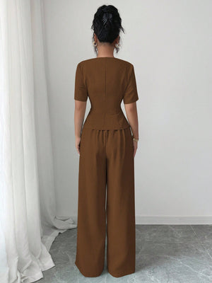 Vista trasera del conjunto marrón elegante de dos piezas.