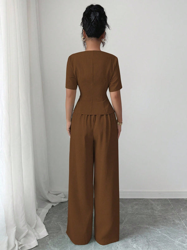 Vista trasera del conjunto marrón elegante de dos piezas.
