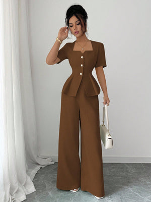 Blusa marrón con botones decorativos y corte estructurado.