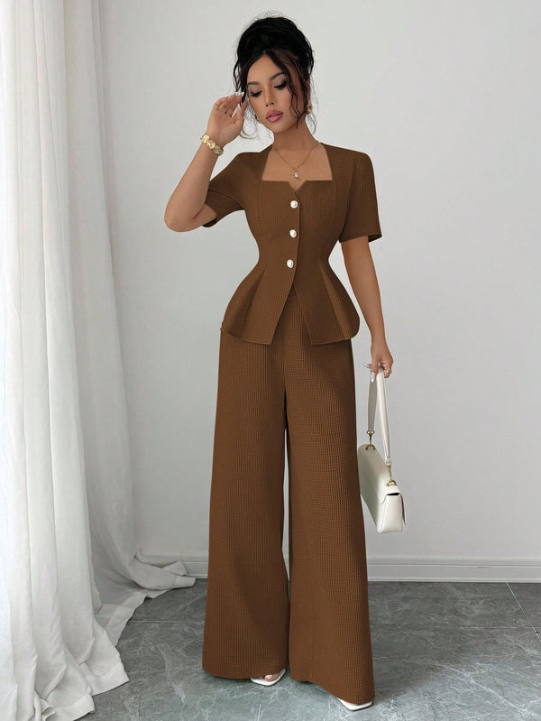 Blusa marrón con botones decorativos y corte estructurado.