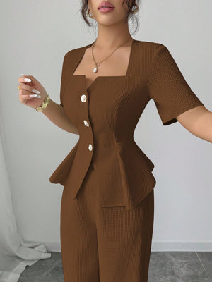 Detalle frontal del conjunto marrón con textura tejida.