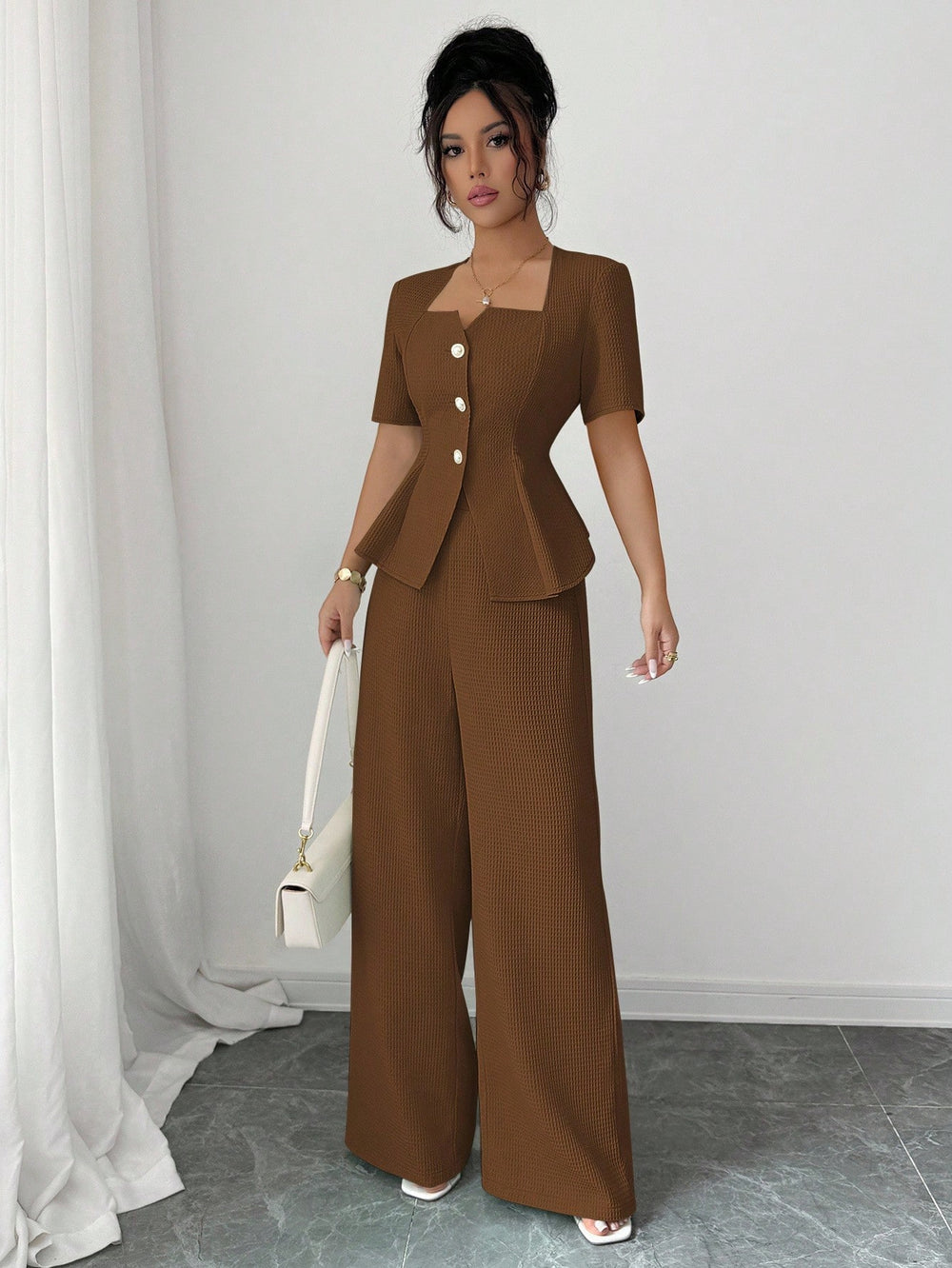 Conjunto marrón elegante con blusa de cuello cuadrado y pantalón palazzo.