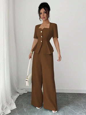 Conjunto marrón elegante con blusa de cuello cuadrado y pantalón palazzo.