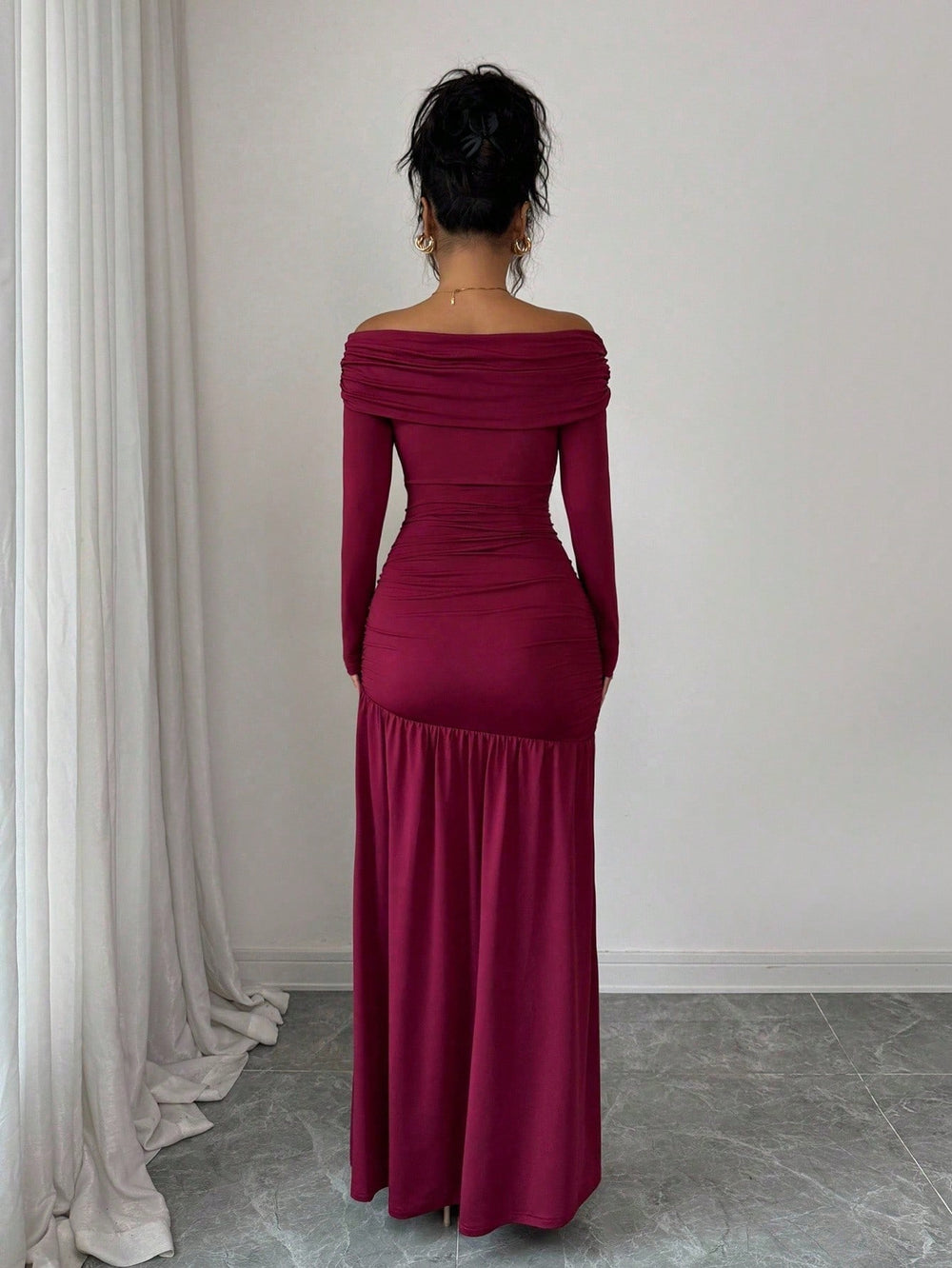 Vestido Largo Burdeos Elegante Ajustado Con Abertura Y Hombros Descubiertos vista frontal.
