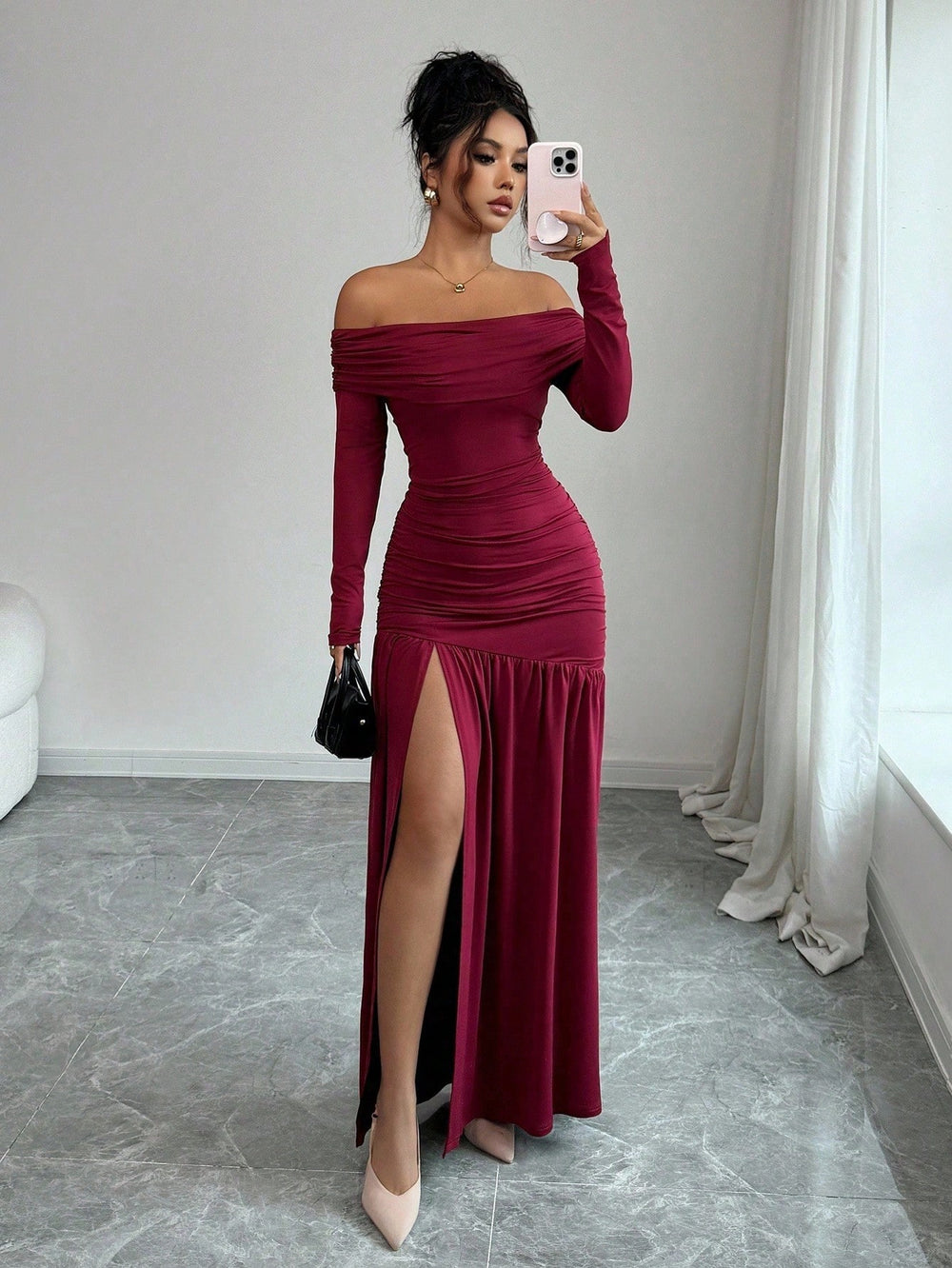 Vestido Largo Burdeos Elegante Ajustado Con Abertura Y Hombros Descubiertos vista frontal.
