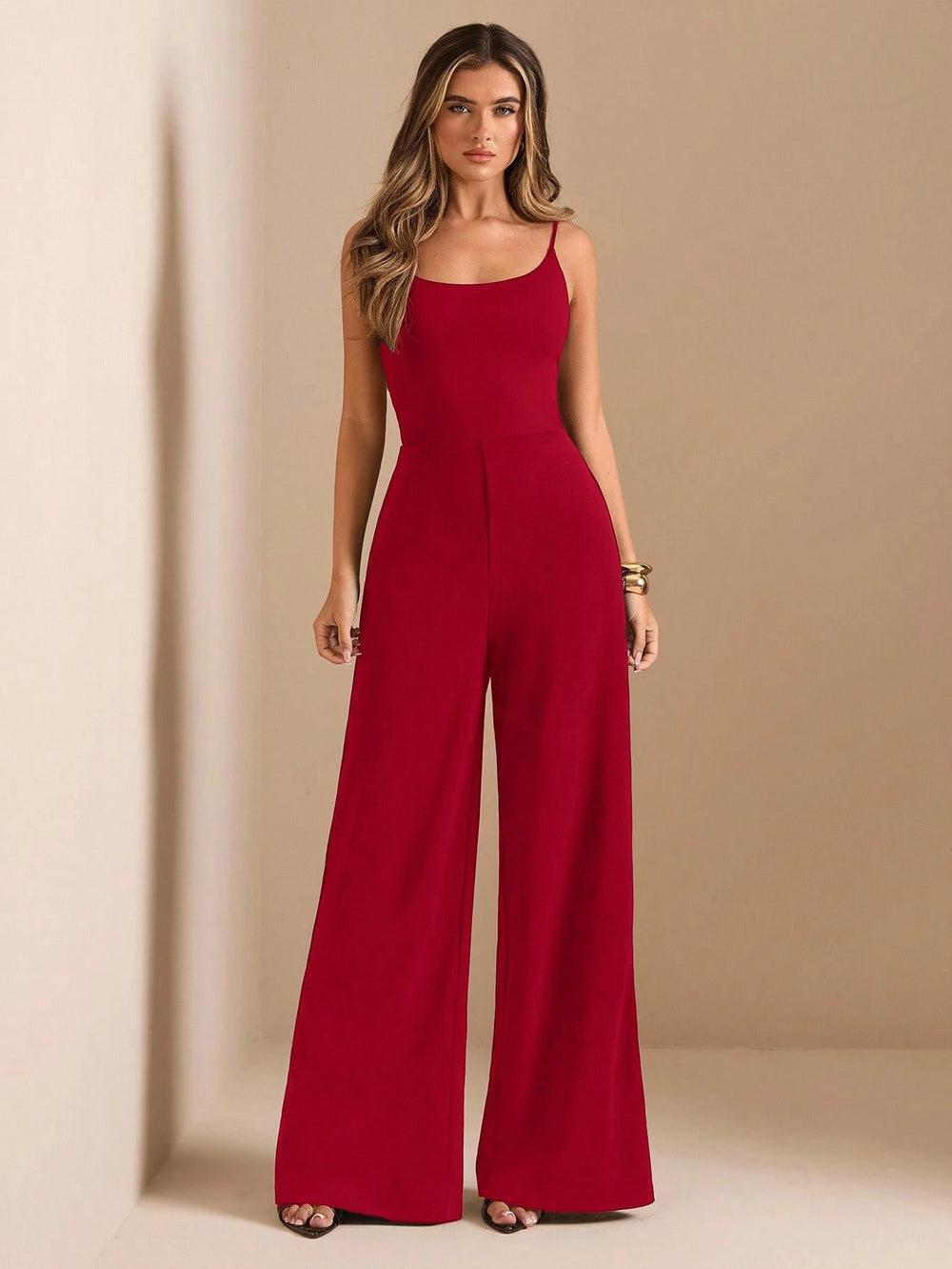 Imagen 1: Mujer modelando el Enterizo Largo Rojo de frente con elegancia.