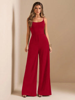 Imagen 1: Mujer modelando el Enterizo Largo Rojo de frente con elegancia.