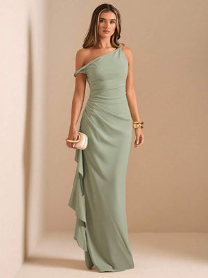 Mujer modelando un vestido de fiesta largo color verde salvia con diseño de un hombro.