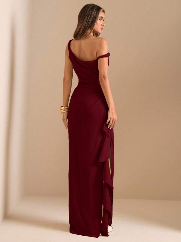 Modelo luciendo un elegante vestido asimétrico de corte sirena con fruncido en la cintura.