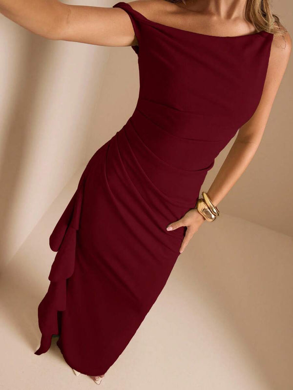 Silueta completa de un vestido de gala maxi con una cascada de volantes y ajuste ceñido al cuerpo.