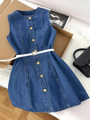Vista de la falda acampanada del vestido de mezclilla con botones dorados.