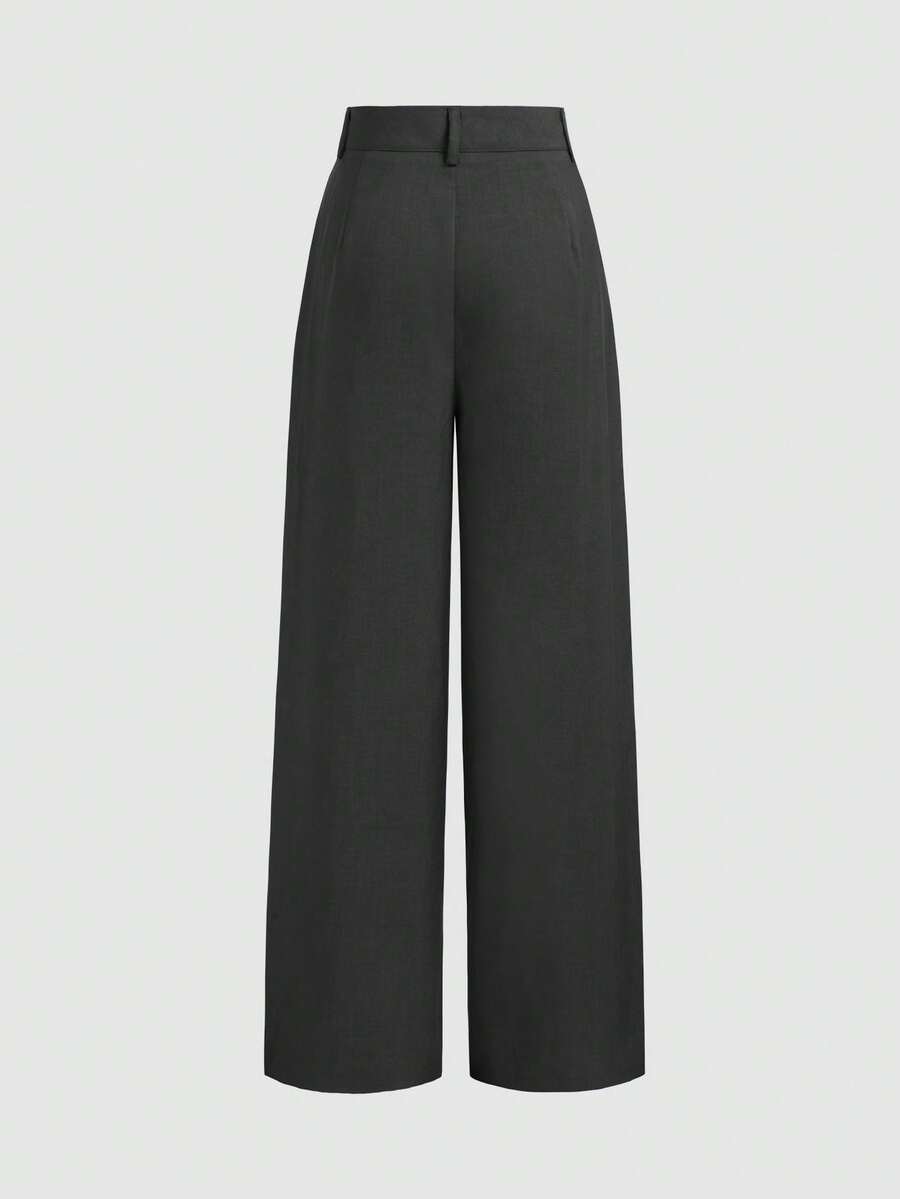 Vista frontal de un pantalón formal negro de pierna ancha con talle alto.