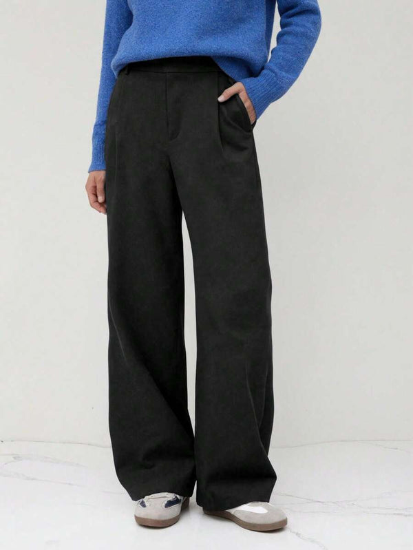 Primer plano de la cintura y la parte superior de un pantalón palazzo negro.