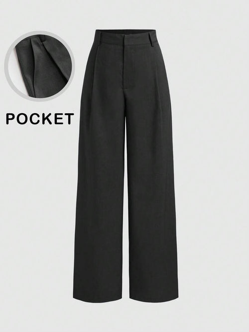 Vista frontal de un pantalón formal negro de pierna ancha con talle alto.